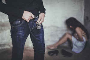Una mujer se cubre en una esquina tras ser objeto de una agresión sexual. / Getty Images
